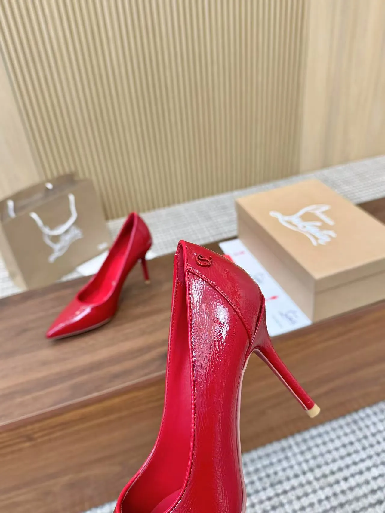 👟👟Ex-factory price 480👟👟 Genuine leather sole +40 Year-round shipment💝Christian Louboutin CL👠 "Patent Leather Hemming Craft Series" Noble and luxurious, real blingbling👟👟 Real materials, all customized by the pattern maker, and the materials are made of original customized materials to achieve the taste of the original 5 color options💍Upper: Imported👉cow patent leather💪 Lining: Sheepskin foot pad/lining Size: 34-40.41.42 Heel height: two options: 10.5cm and 8.5cm
